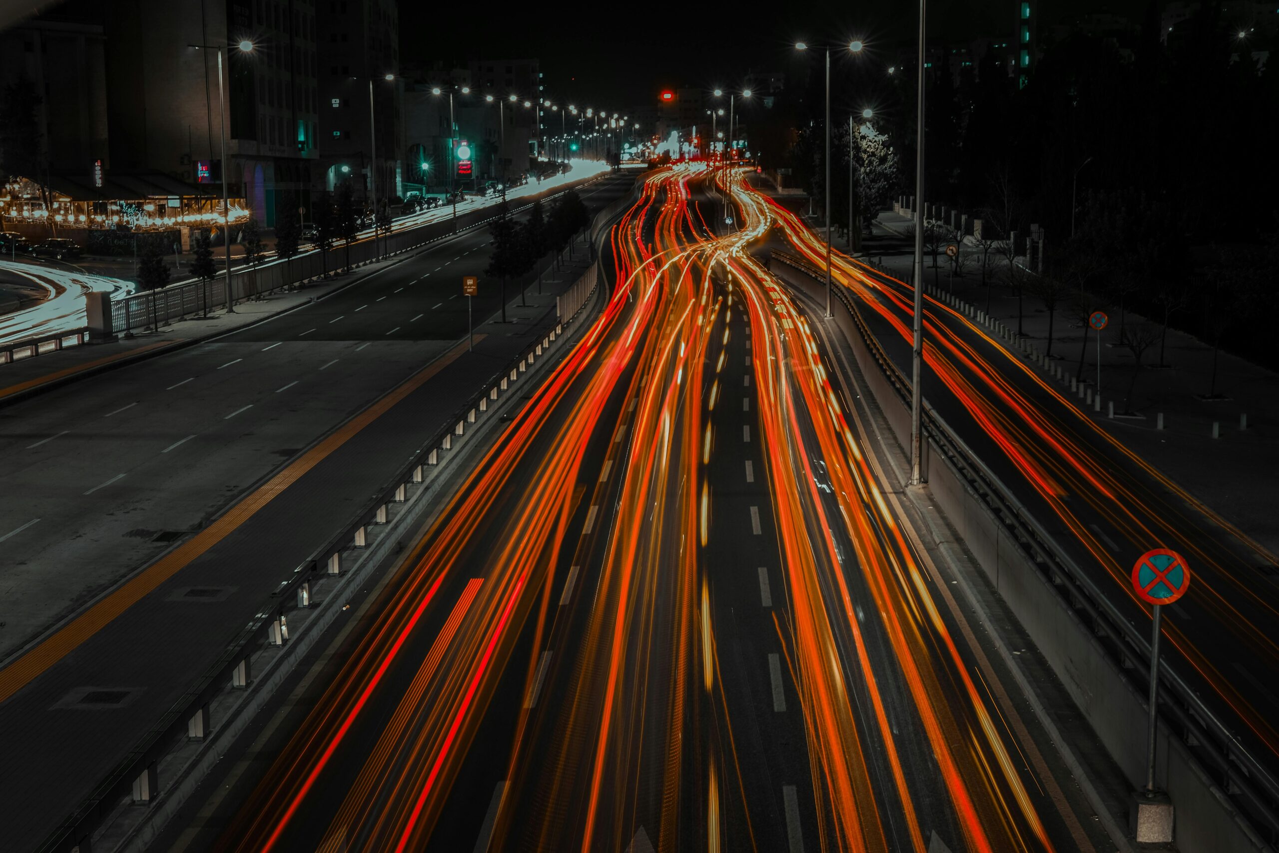 Pexelsphoto1655090516550905|暮らしを整えるルーマニ屋 Vibrant city highway at night with dynamic light trails from fast moving vehicles