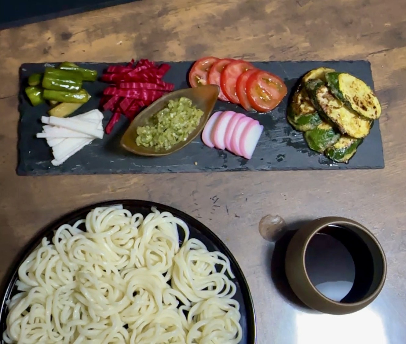 うどん|暮らしを整えるルーマニ屋 冷やしうどんを器に盛った写真