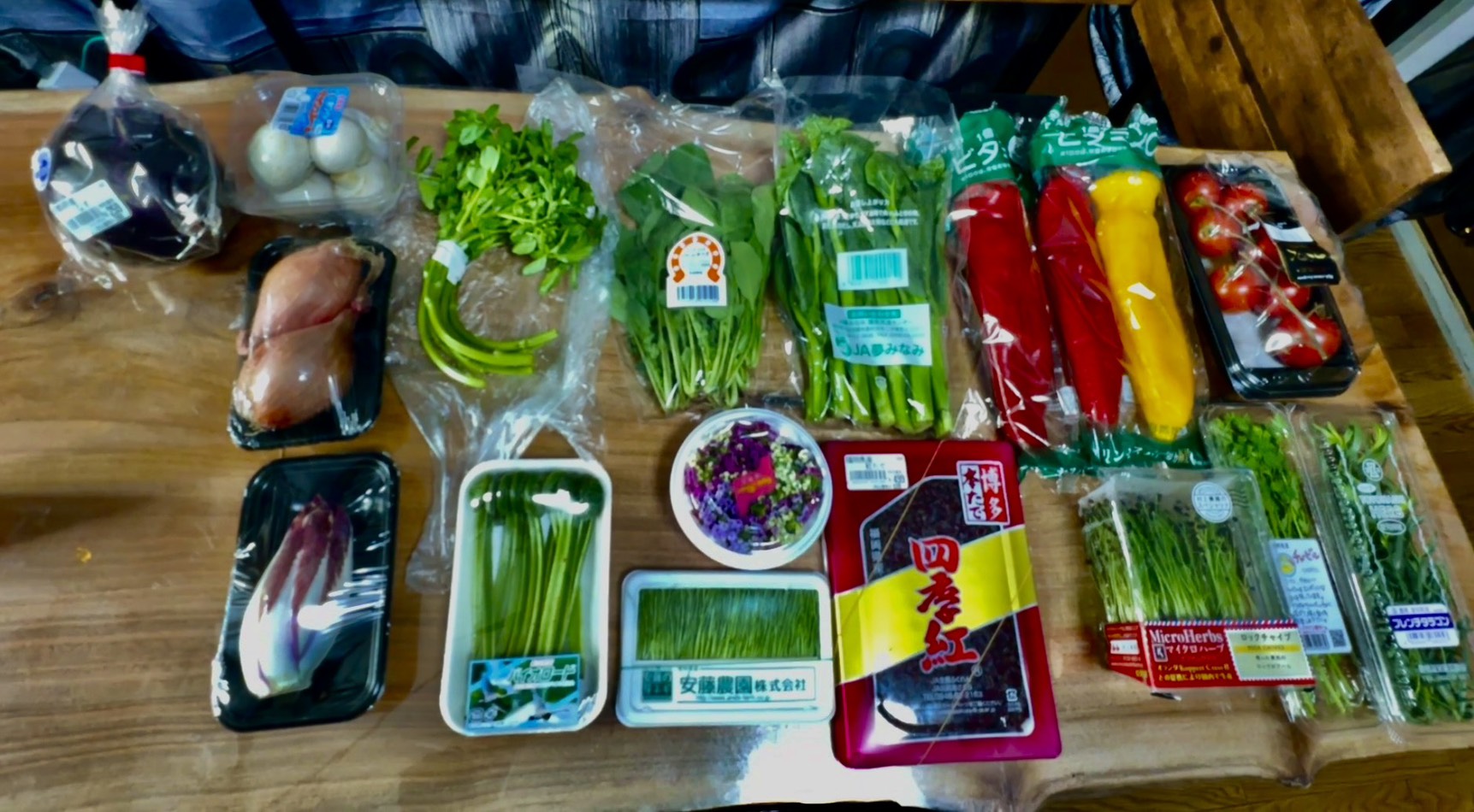 目黒アトレで購入した新鮮野菜とハーブ｜自家製スモークサーモンサラダの食材パプリカミニトマトクレソンスプラウト赤しそ四季紅 image title | 暮らしと心を整える収納と料理サポート