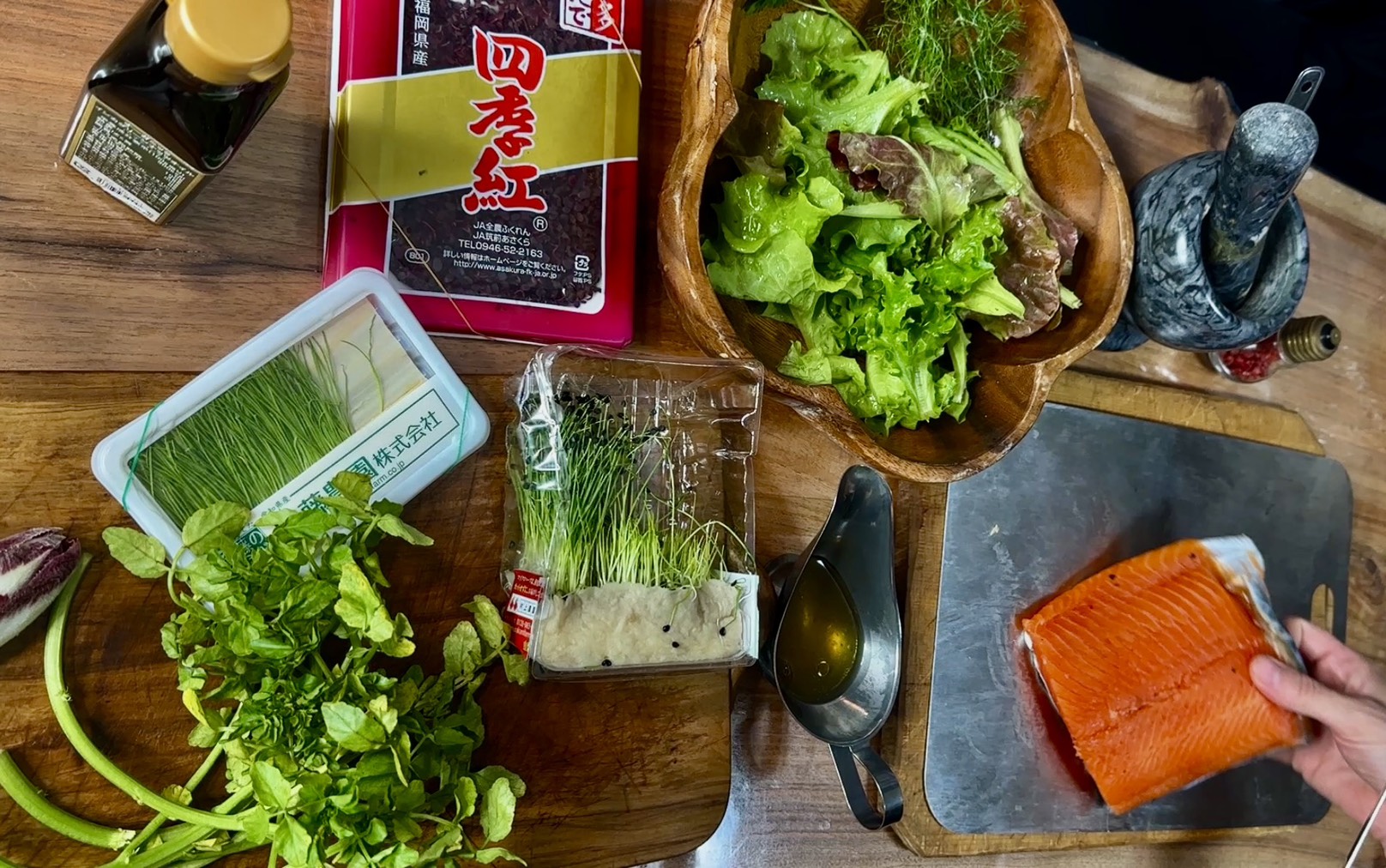 自家製スモークサーモンの材料と下ごしらえ|暮らしを整えるルーマニ屋 自家製スモークサーモンの材料|生食用サーモンクレソン芽ねぎ手作りドレッシングわさびを木のまな板に並べた俯瞰写真 image title | 暮らしと心を整える収納と料理サポート