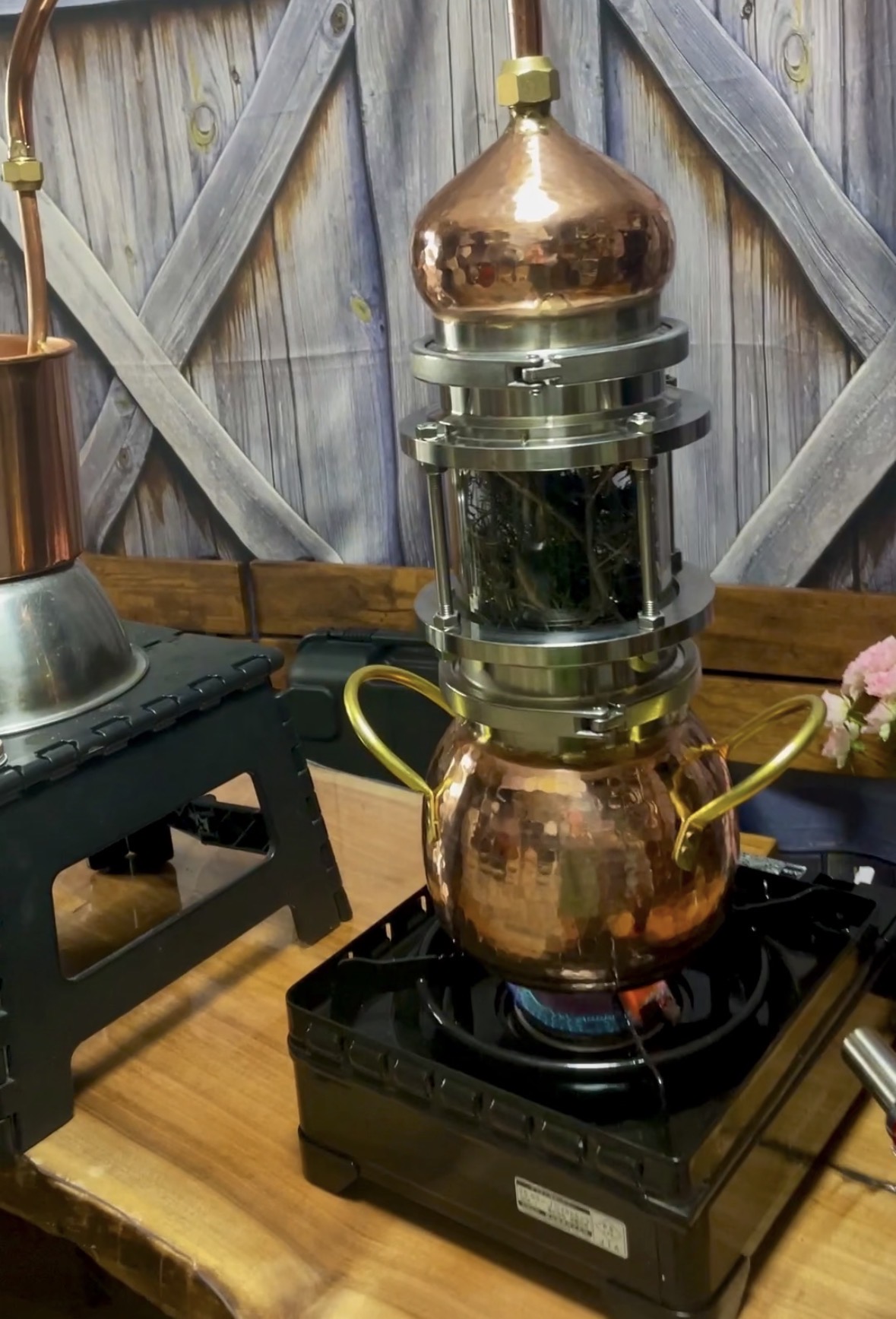 ローズマリーをセットしたアランビック蒸留器で家庭で蒸気蒸留｜ルーマニ屋 image title | 暮らしと心を整える収納と料理サポート