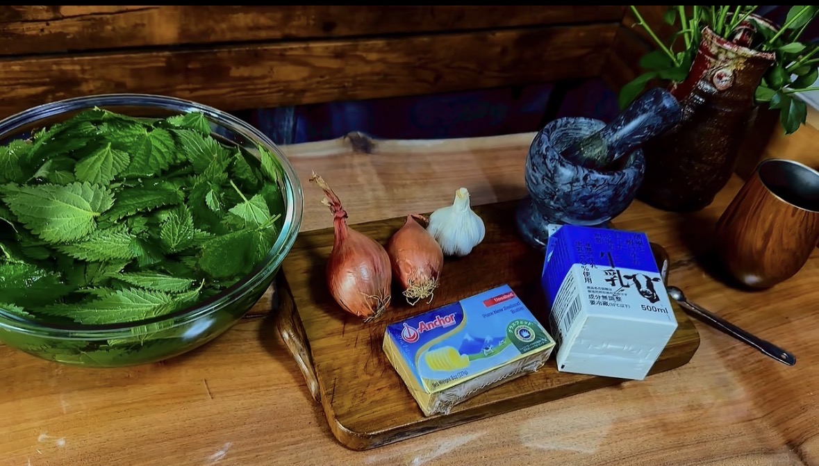 Nettlesoupingredientsandkitchenware|暮らしを整えるルーマニ屋 温かみのある木目調のテーブルに並べられたネトルスパイスすり鉢バター牛乳と右奥に見えるお洒落な木製カップ image title | 暮らしと心を整える収納と料理サポート