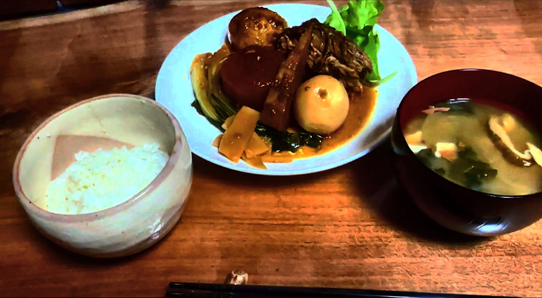 豚の角煮の一汁一菜の和定食|五反田品川 作り置き代行 ルーマニ屋|暮らしを整えるルーマニ屋 ハーブで仕上げた豚の角煮の和定食 大根 里芋 厚揚げ 煮卵 たけのこ わかめ ごはん 味噌汁|五反田 品川 作り置き代行 料理代行 ルーマニ屋 image title | 暮らしと心を整える収納と料理サポート